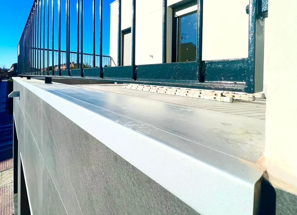 Remates y plegados de aluminio aplicados en cubiertas y fachadas