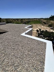 Detalle de la instalación de un cubremuro metálico