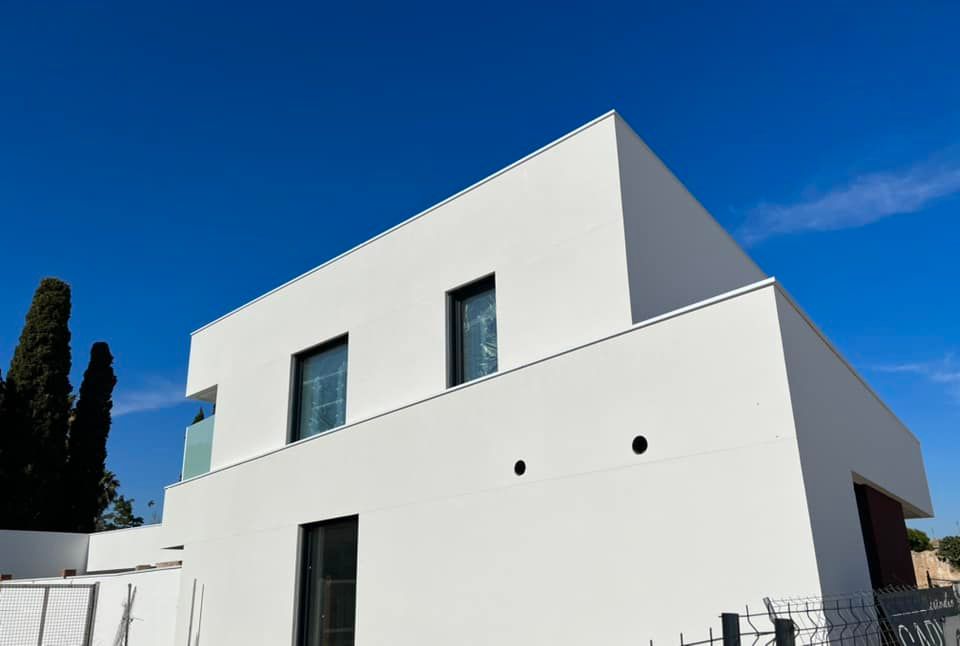 Instalación de cubremuro metálico de aluminio instalado en chalet unitfamiliar