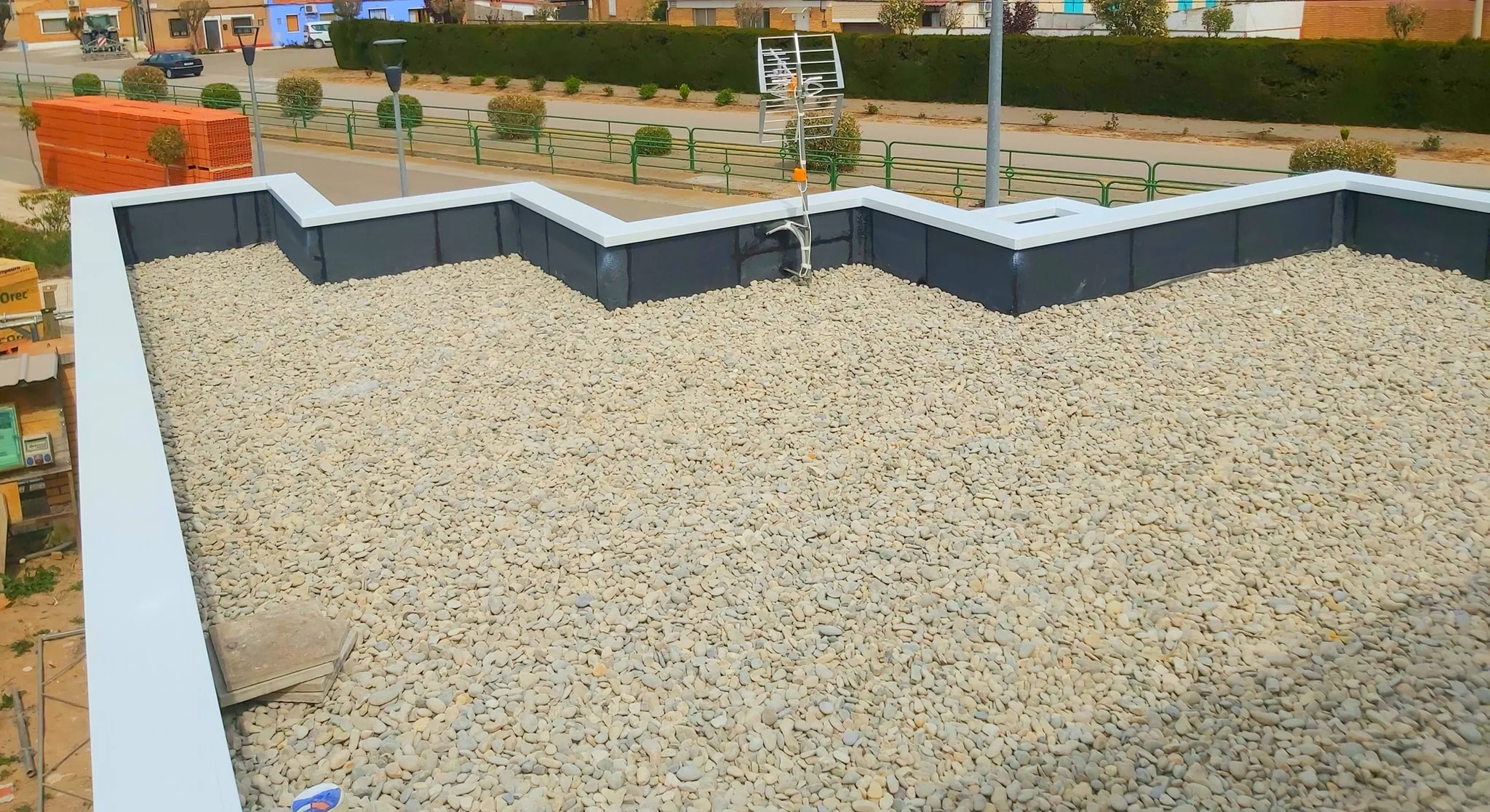 Ejemplo de instalación de cubremuros de aluminio 