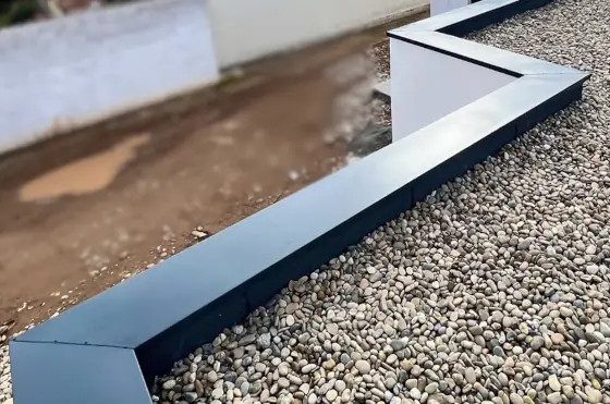 Cubremuro metálico de aluminio instalado en exterior