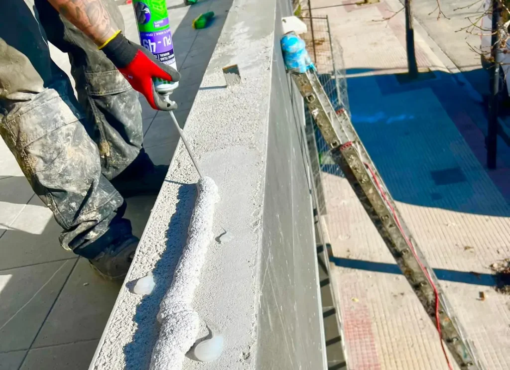 Ejemplo de instalación de un remate de aluminio en una barandilla