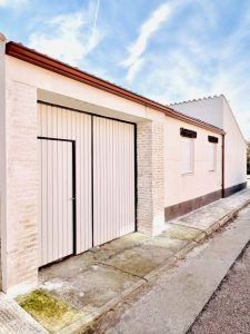 Instalación de canalones de aluminio en vivienda unifamiliar