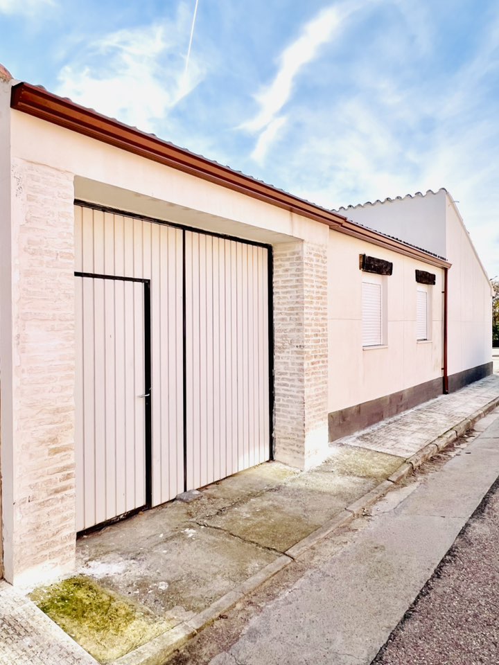 Instalación de canalones de aluminio en vivienda unifamiliar