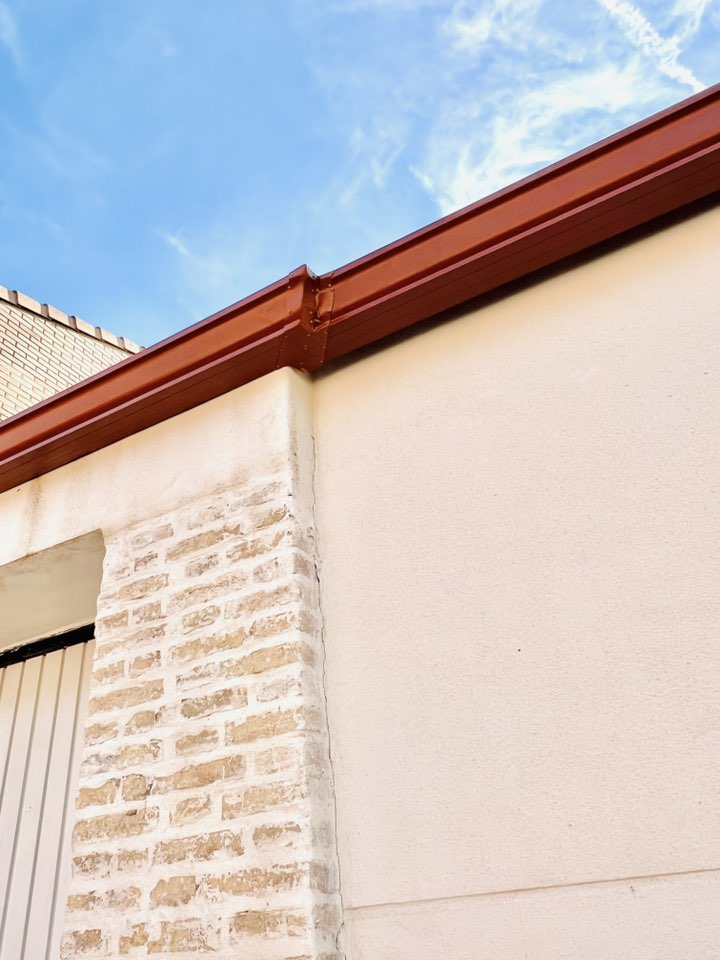 Detalle del empalme en la instalación de canalón de aluminio en vivienda