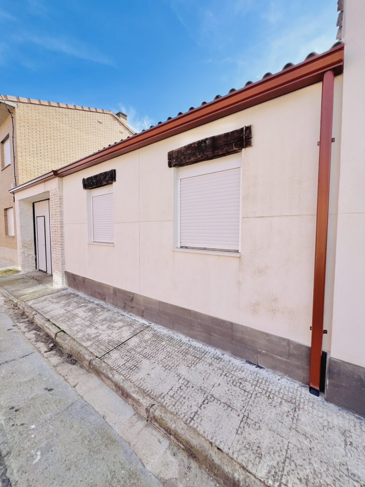 Detalle de canalón y bajante en vivienda