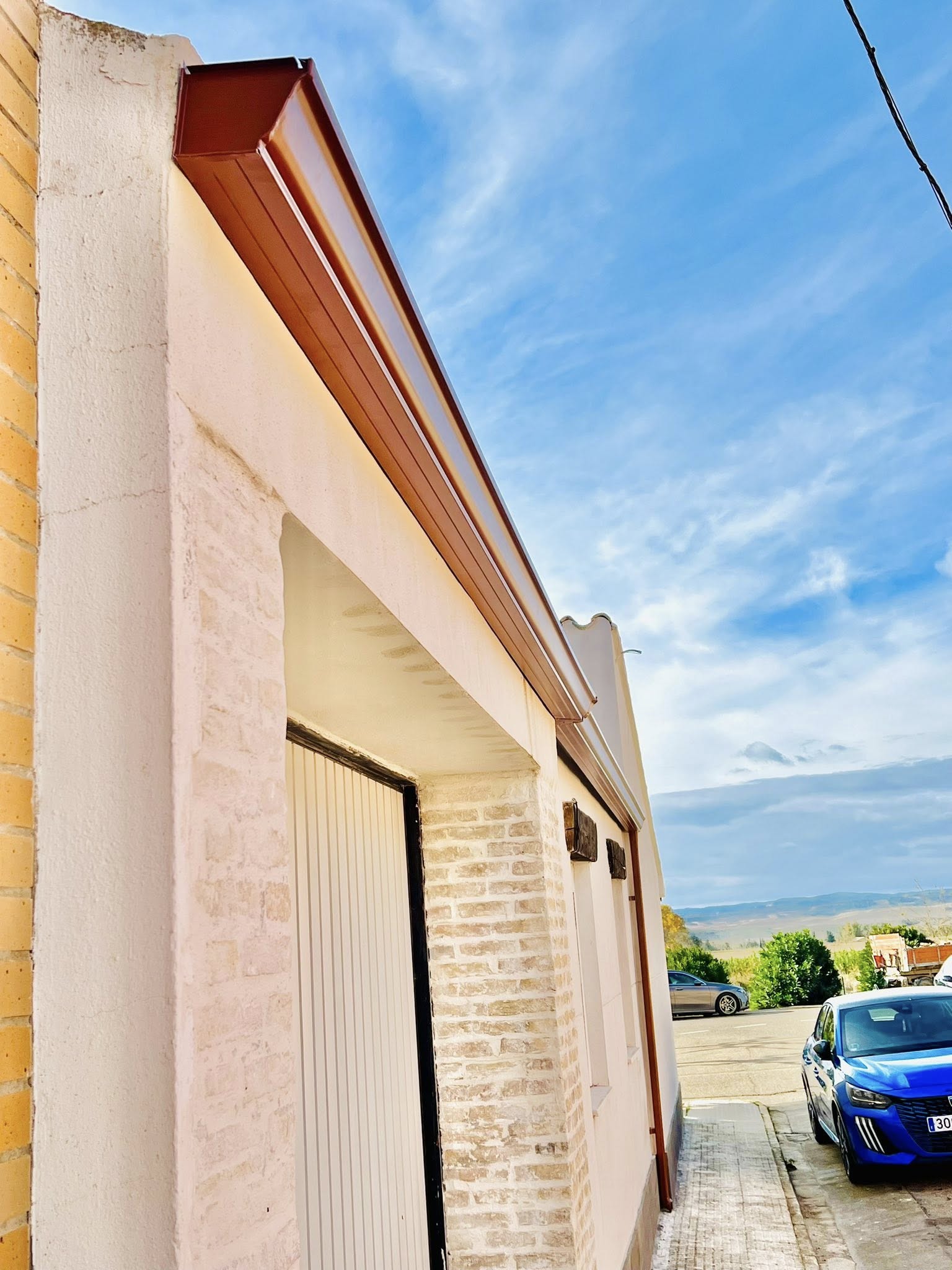 Detalle de canalón de aluminio instalado en vivienda unifamiliar