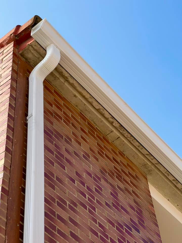 Detalle de la bajante pluvial instalados en una urbanización