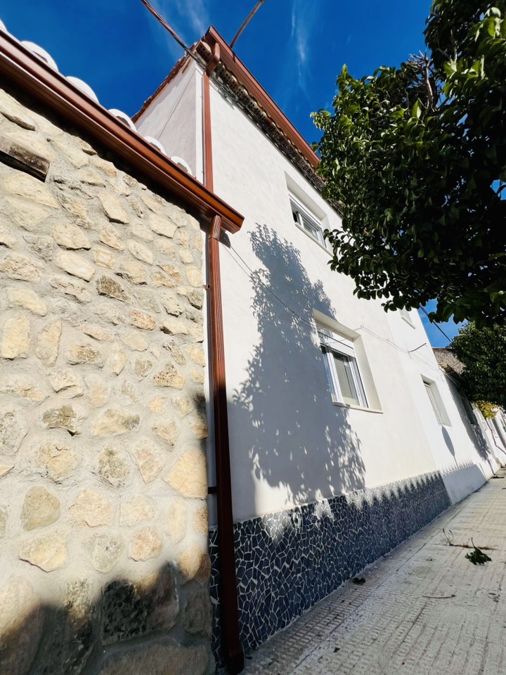 Instalación de canalones de aluminio y bajante pluvial en vivienda unifamiliar