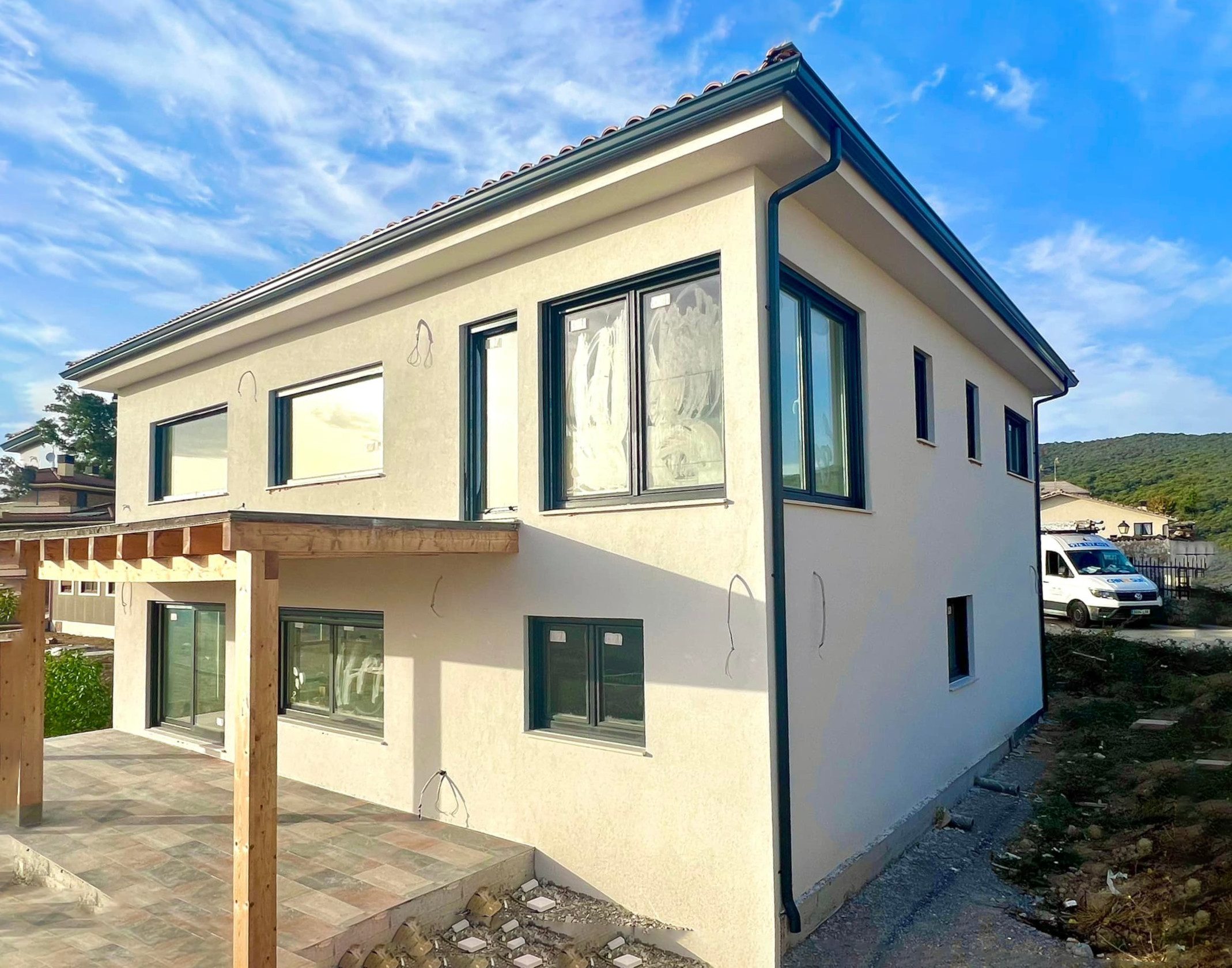 Instalación completa de canalones y bajantes en un chalet