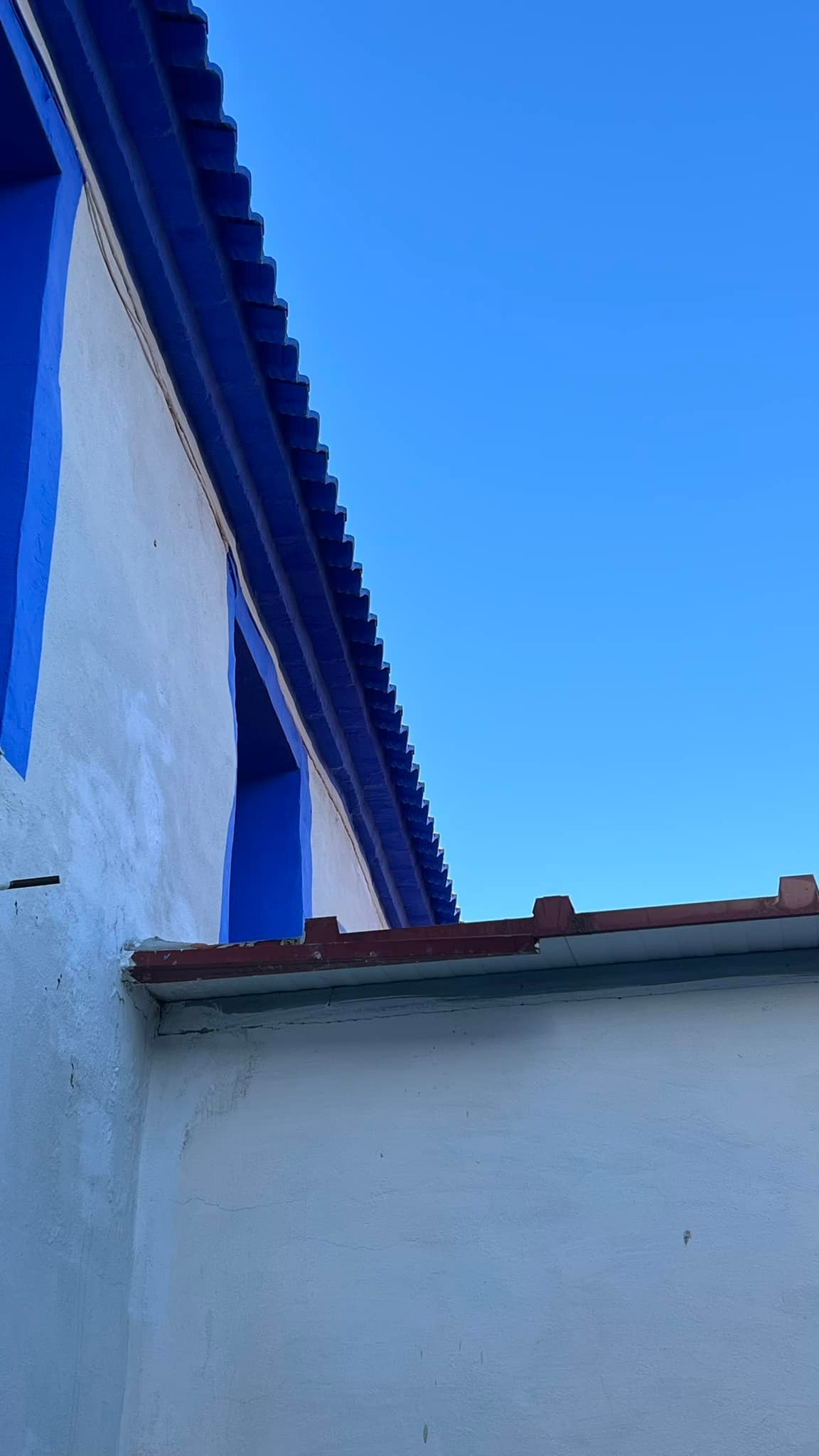 Detalle de la instalación de canalones de aluminio en Zaragoza