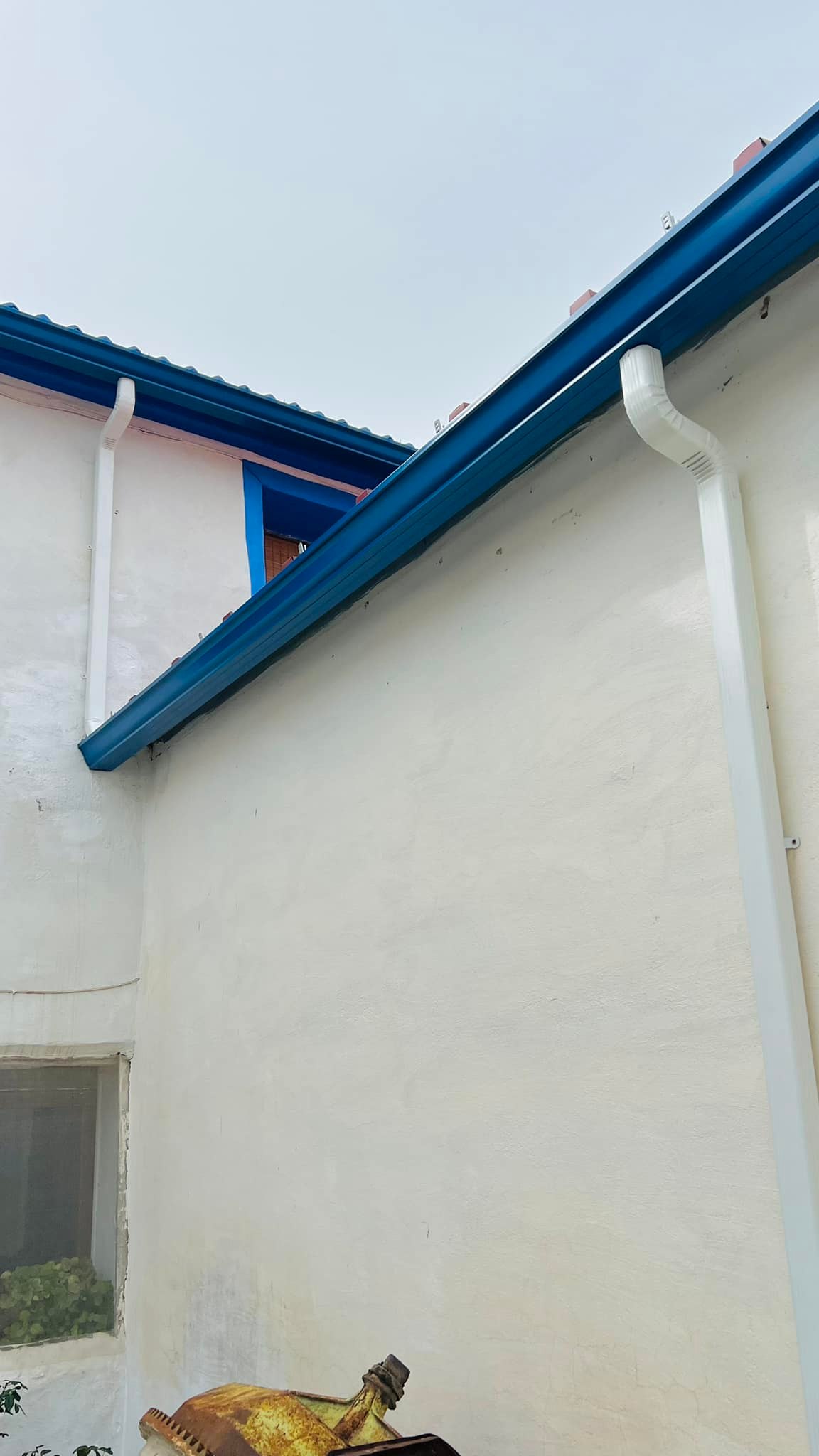 Instalación de canalones de aluminio y bajante pluvial en Zaragoza