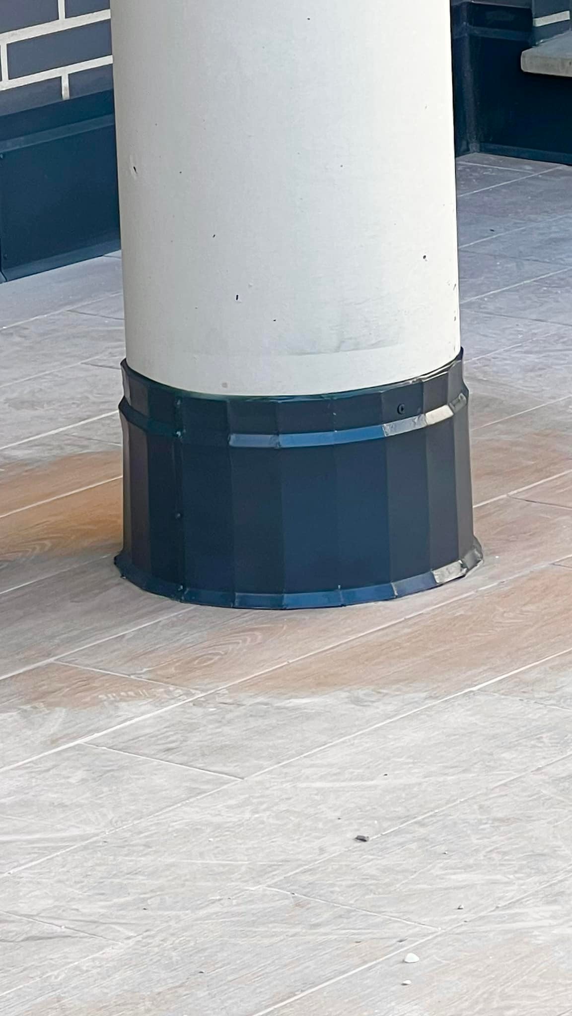 Detalle de la instalación de rodapié de aluminio en columna