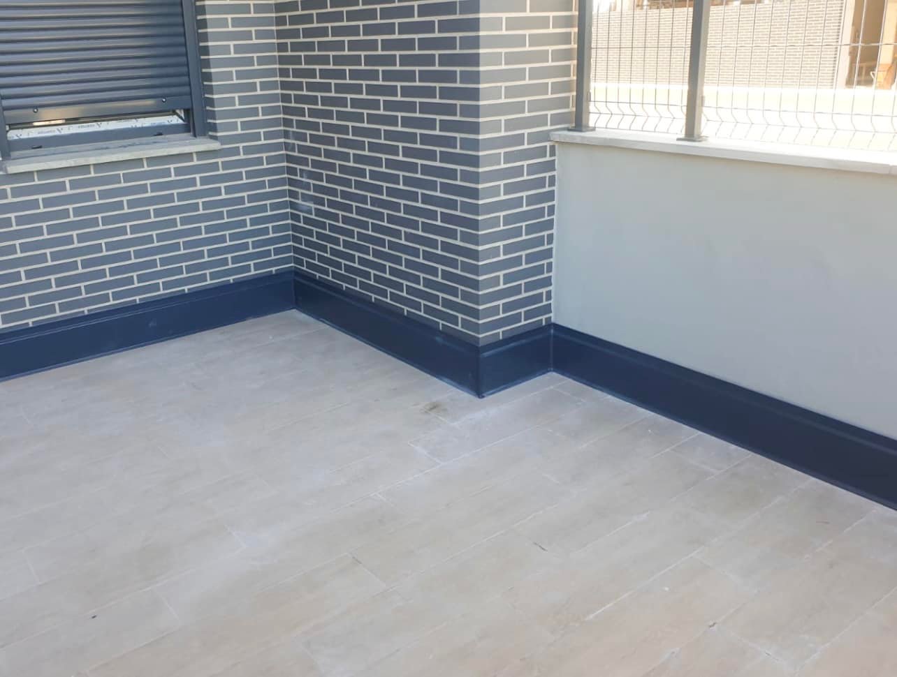 Instalación de rodapié de aluminio en terraza de vivienda
