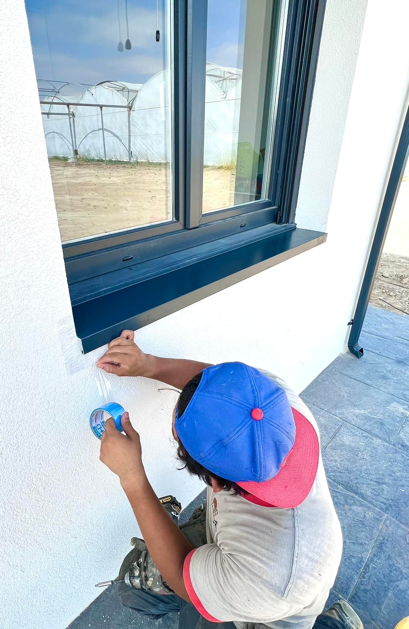 Últimos ajustes en la instalación de un vierteaguas para una ventana en una vivienda