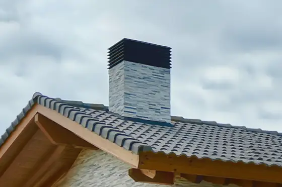 Remate metálico de aluminio instalado en chimenea