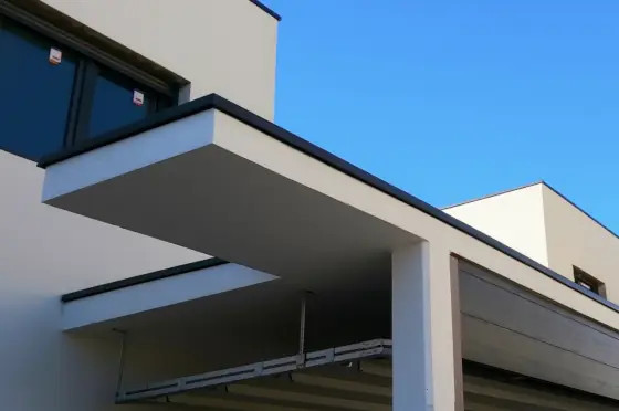 Remates y plegados de aluminio fabricados a medida para fachada