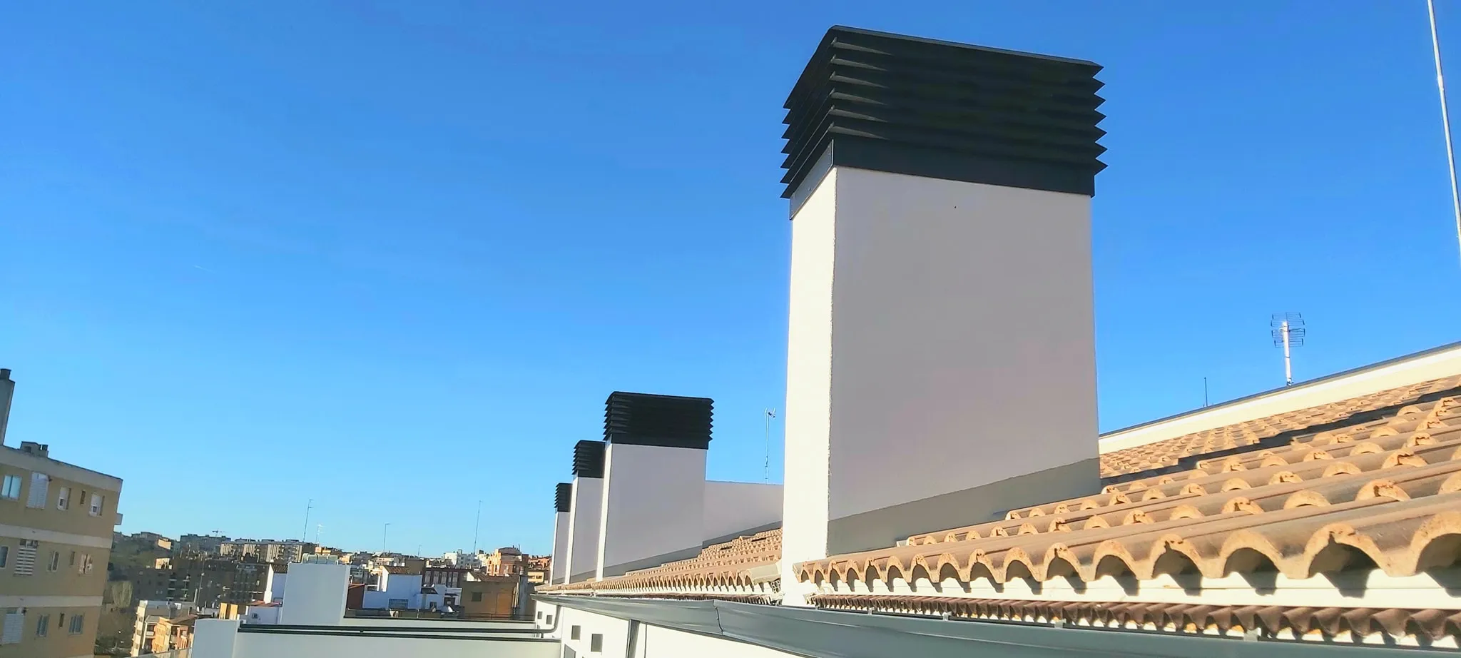 Ejemplo de remate / sombrerete para chimenea en aluminio lacado 2