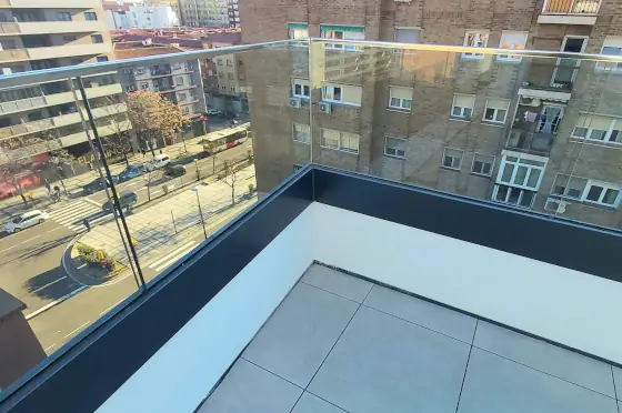 Rodapiés y piezas especiales de aluminio instaladas en edificio