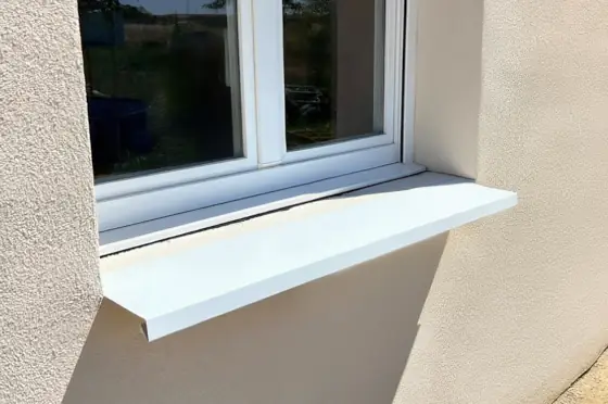 Vierteaguas metálico instalado en ventana de fachada