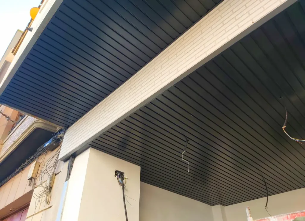 Falsos techos metálicos de lamas