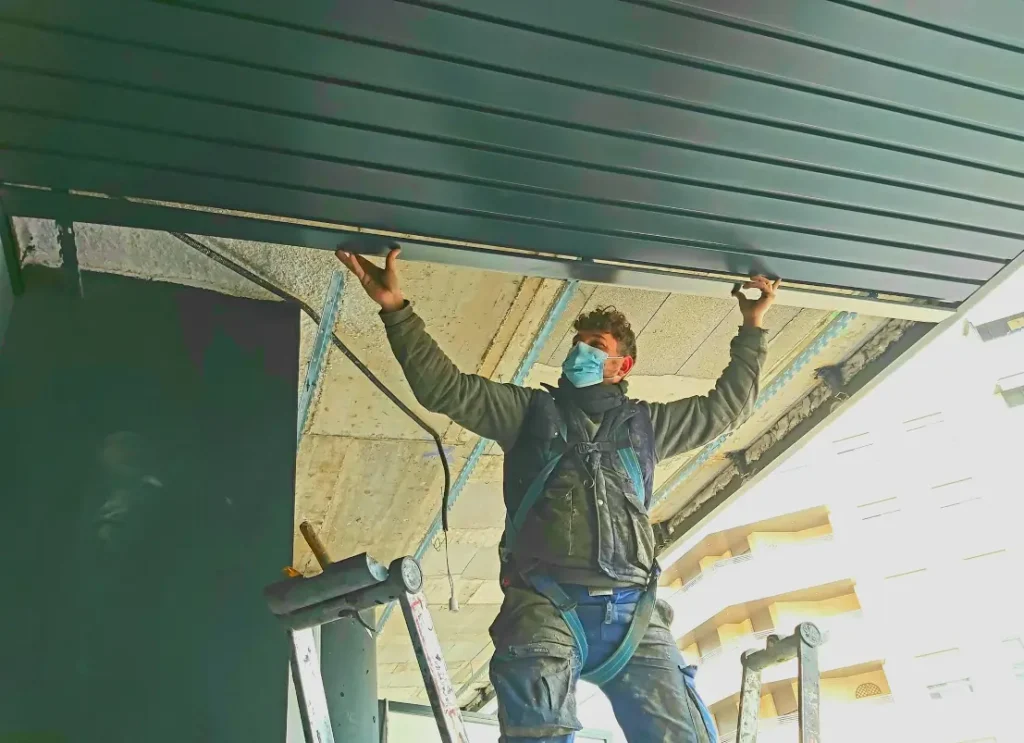 Instalación de falso techo de lamas metálicas en terraza o zona exterior