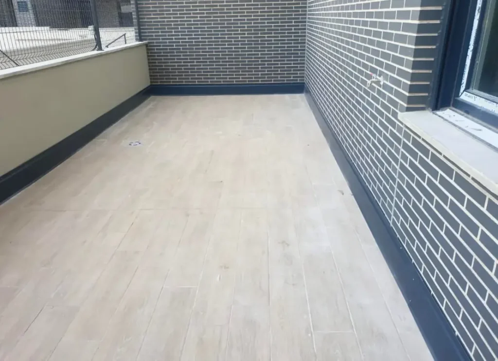 Instalación de rodapiés y piezas especiales de aluminio en proyecto residencial y comercial