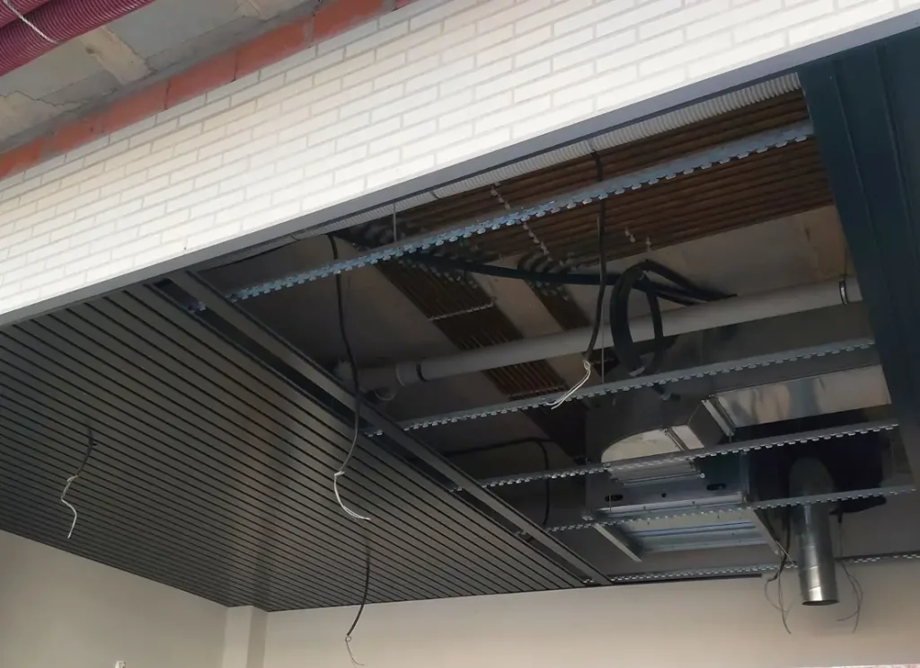 Diferentes tipos de lamas metálicas para falsos techos instaladas en interior y exterior